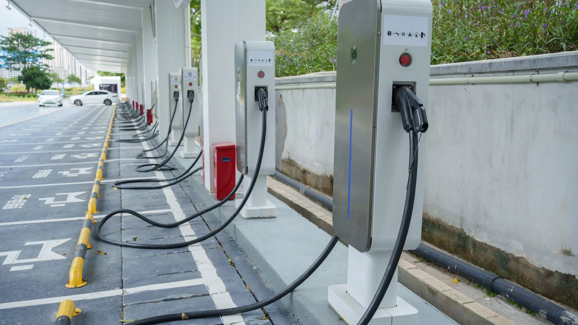 Infrastructure de recharge pour véhicules électriques : un aperçu des aides et appels d'offres actuels