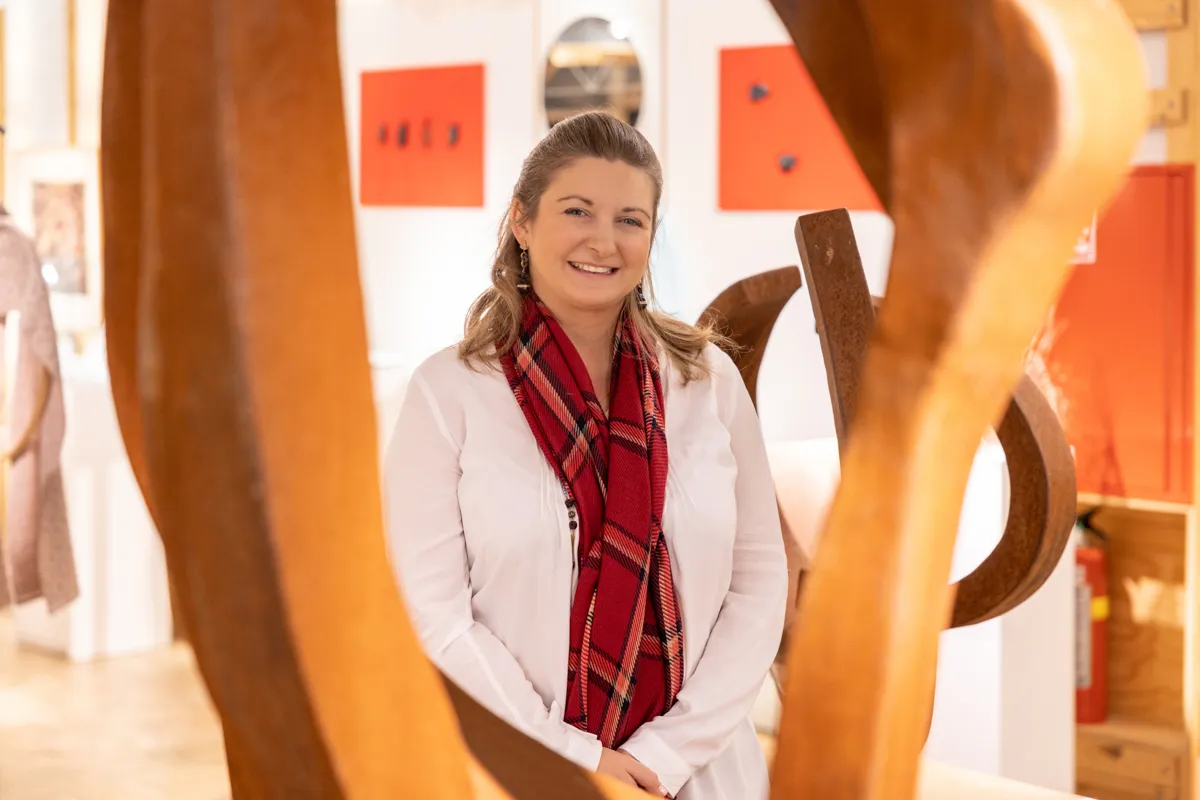 Visite de la pop-up galerie De Mains De Maîtres par S.A.R. la Princesse Stéphanie de Luxembourg