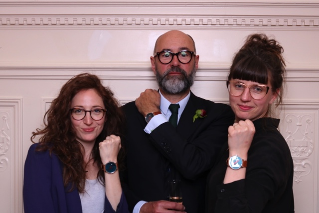 © Le Photobooth (www.photobooth.lu). Les designers de la montre LOXO, Aude Legrand et Julie Conrad, avec leurs client Georges Weyer.