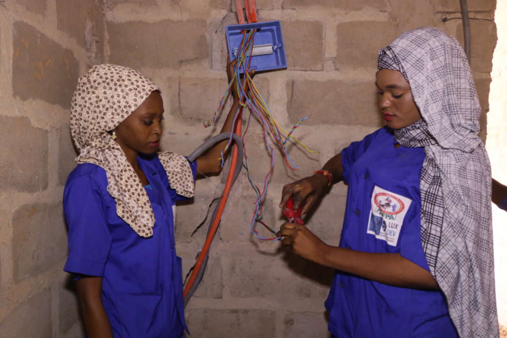 Formation en électricité au CFM de Matameye. Parmi les 15 apprenants, deux jeunes femmes ont choisi cette filière.