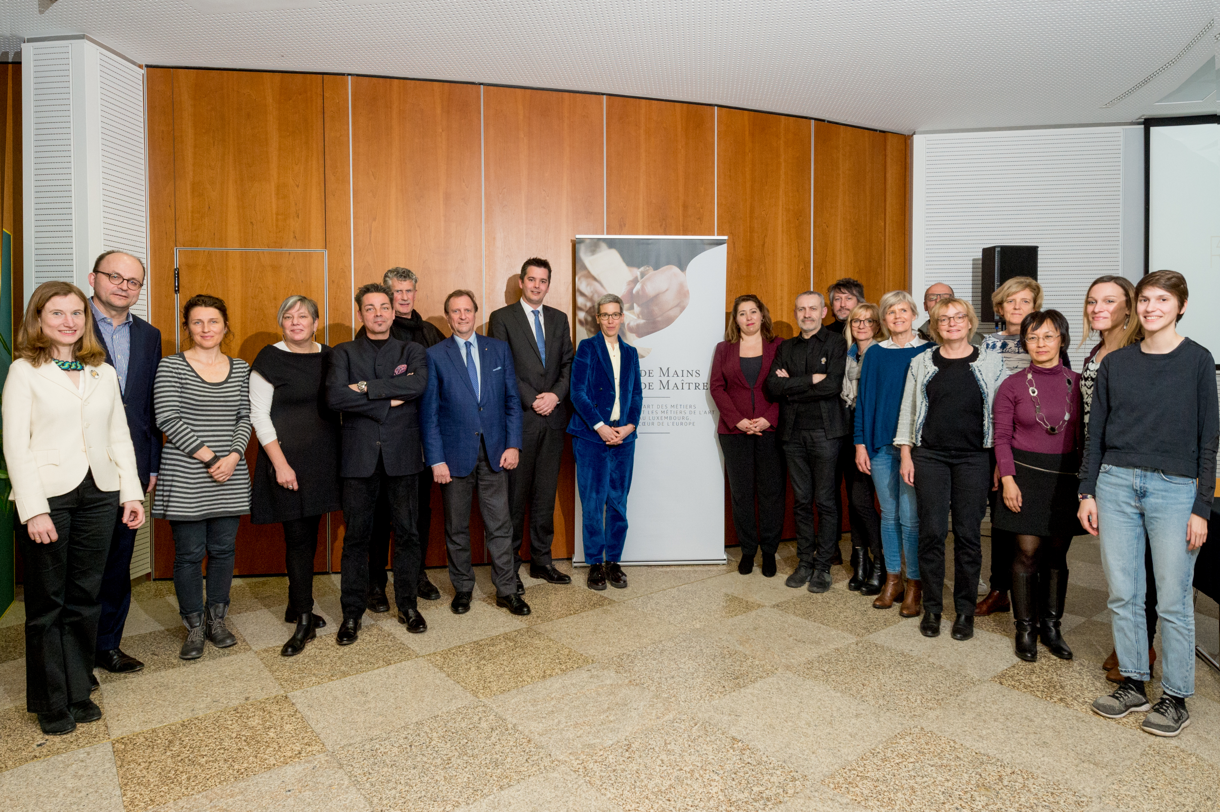 photo groupe conference presse salon revelations
