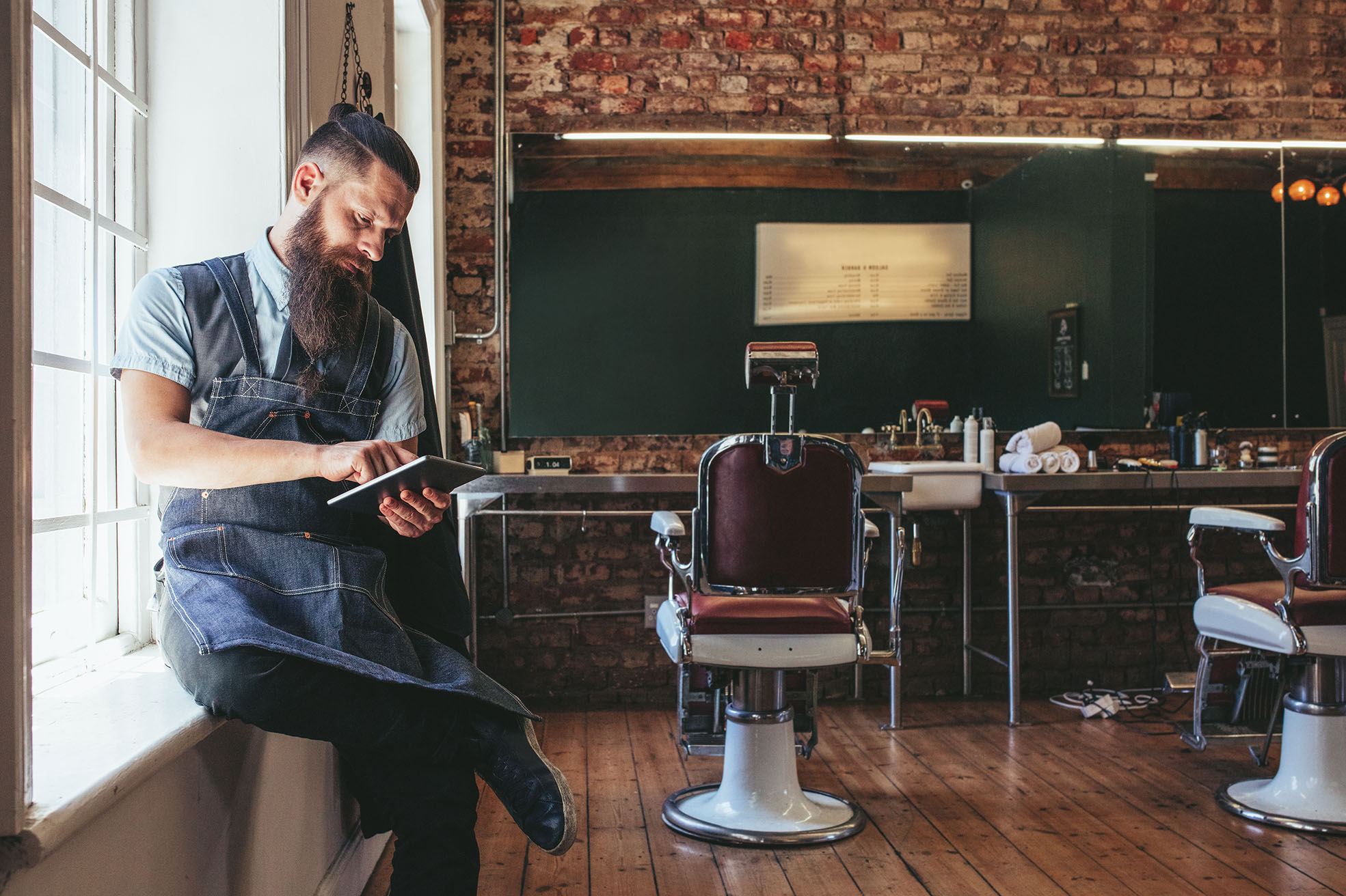Coiffeur masculin avec ipad